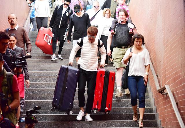 贾乃亮《花男》为爱跳伞 帮金圣柱提行李超暖心