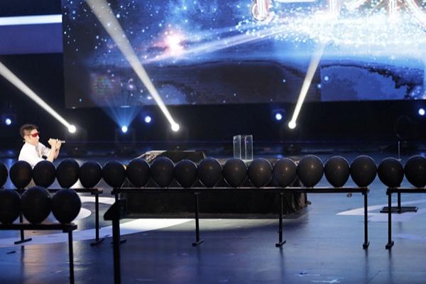 喻恩泰挑战头发丝吊人 交响乐团首秀水下演出