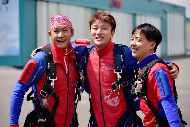 欧弟放弃挑战4000尺高空跳伞：怕女儿失去我