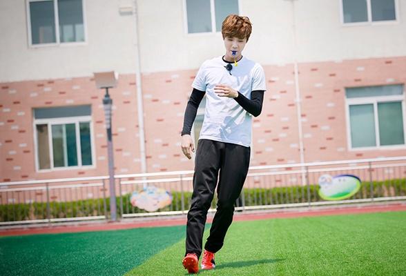 鹿晗变身足球队“鹿教练” 运动全能但“脸盲”