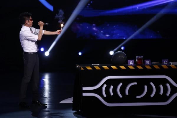 撒贝宁玩“激光武器” 白凯南被吓“花容失色”