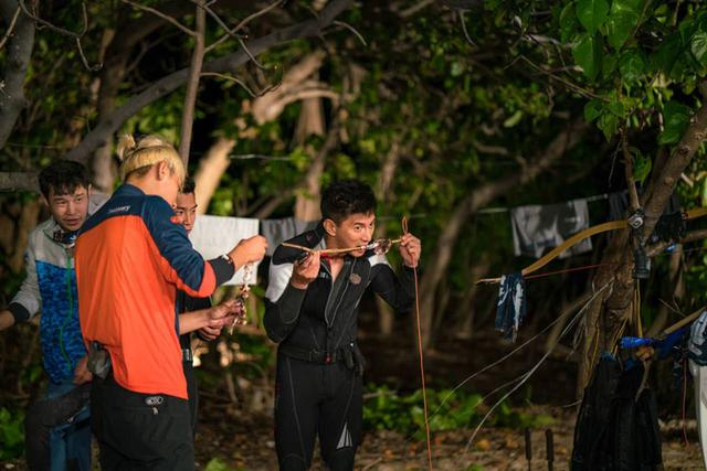 吴奇隆自制捕鱼神器 黄子韬使出连环撒娇技求助