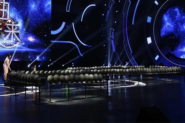 撒贝宁玩“激光武器” 白凯南被吓“花容失色”