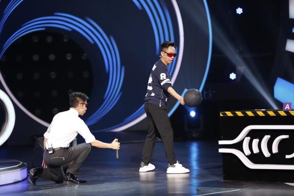 撒贝宁玩“激光武器” 白凯南被吓“花容失色”