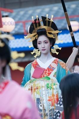 菜菜绪《江户盗贼团2》扮花魁 造型达几十公斤