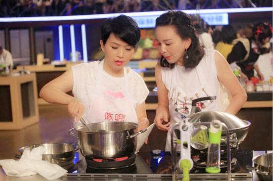 《星厨》陈明与雪姨联手 “认真姐”首获冠军