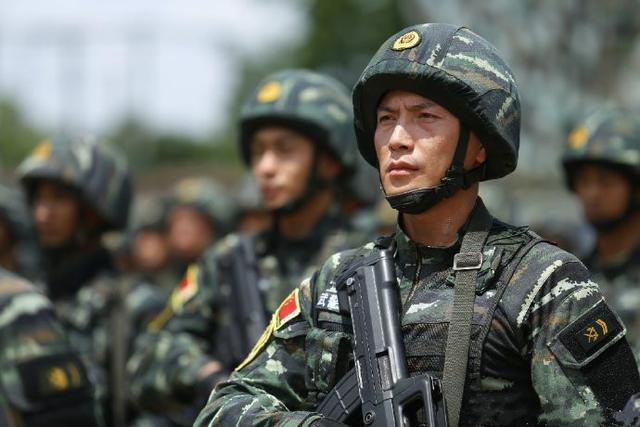 张进《武警特战》成神枪手 上演“与枪共眠”