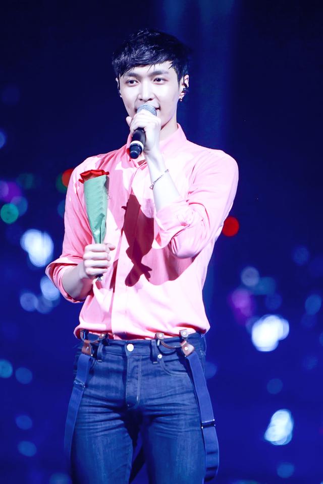 “二爷”张艺兴重情义 偶像开启逆朝贡时代