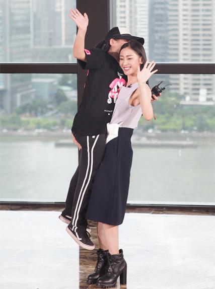 大力士啊！张天爱单手熊抱粉丝离地30公分