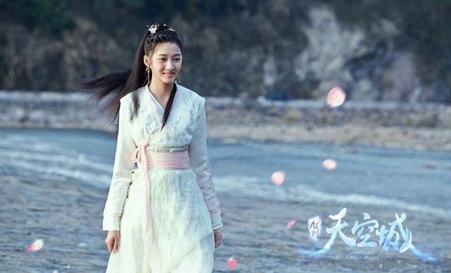 关晓彤赶戏不忘发福利 鞠婧祎总攻上线撩妹不停