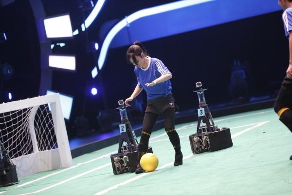 《加油!向未来》伊一3000米高空验证“时光加速”