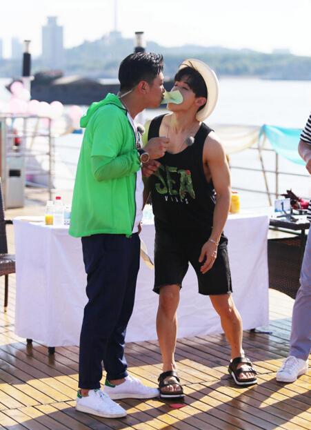 辣眼睛！Henry秒变游戏担当和田源组CP当众接吻