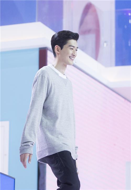 《夏日甜心》张翰唱歌不忘耍帅 上演个人solo