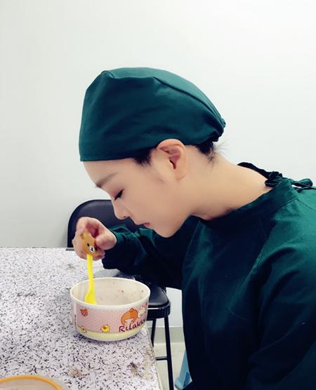 《外科风云》正热拍 何杜娟开刀“上瘾”