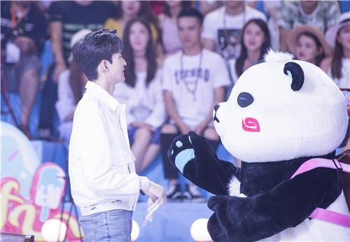 《夏日甜心》张翰唱歌不忘耍帅 上演个人solo