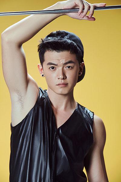 《麻辣变形计》热播 王煜上演紧张黑客大战 