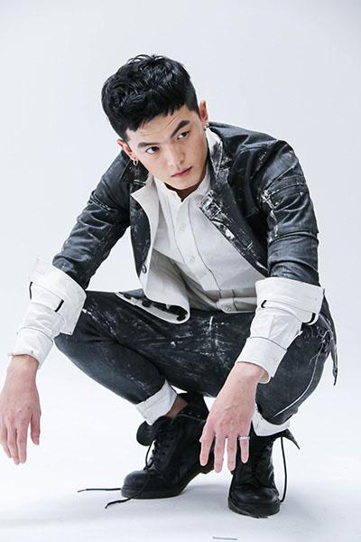 《麻辣变形计》热播 王煜上演紧张黑客大战 