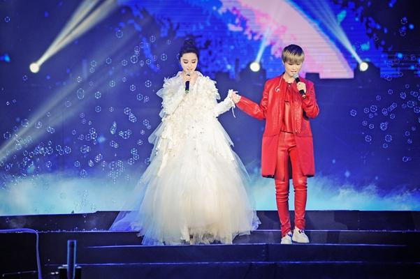 李宇春献唱《挑盟》收官夜 薛之谦表白张信哲