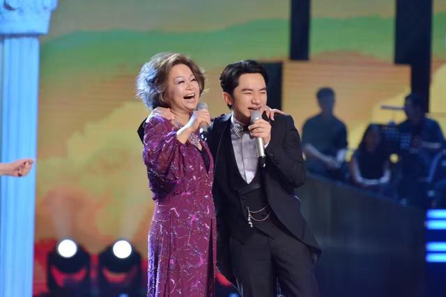  王祖蓝携手杜丽莎空灵献唱 李亚男性感伴舞