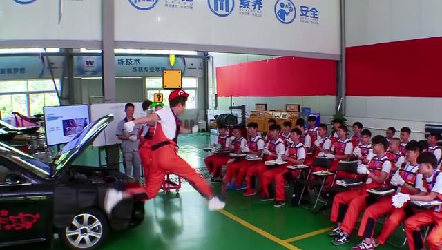 魏晨助攻学姐Ella电话要债 汽修课变超级玛丽