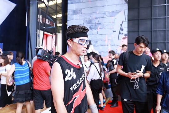 飙歌“化缘”走T台才艺尽显 王迅笑耀星联家族