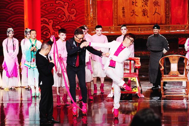 《传承者》华少秒变“华妃”朱丹现场抖空竹