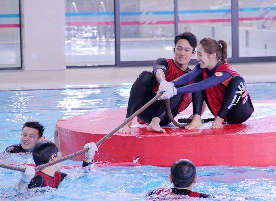 黄恺杰一脱俘获女神心 与Herry组“少男时代”