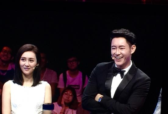 陈正飞主持中秋节目 屈膝与粉丝合影显亲和本色