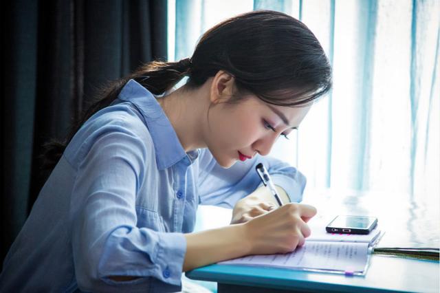 王鸥《周末父母》曝拍摄日常 职场精英秒变萌妈