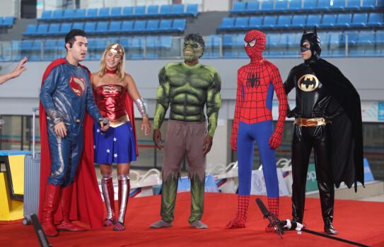 “英雄战队”来袭：蜘蛛侠秀京腔 绿巨人闹泳池