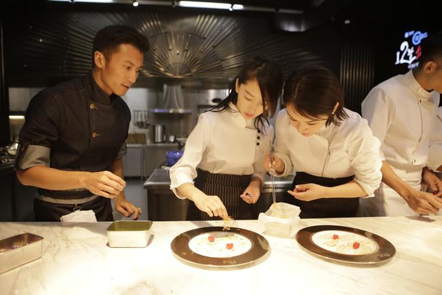 舒淇谢霆锋上演列车激情 火车咚吓到围观群众