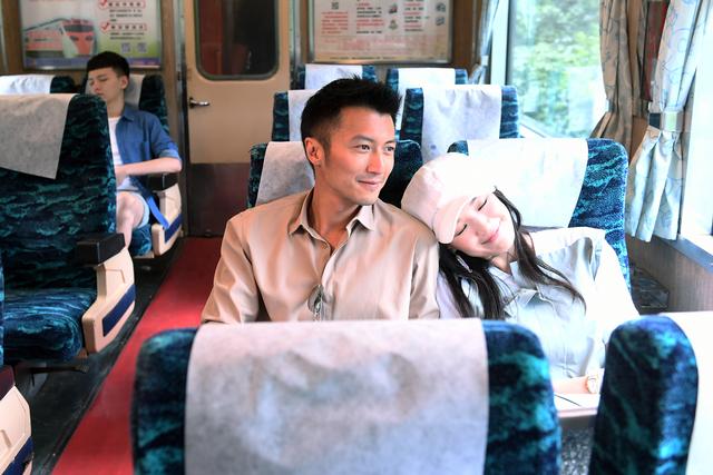 舒淇谢霆锋上演列车激情 火车咚吓到围观群众