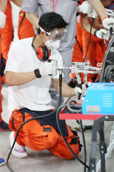 魏晨下厨巨献“宇宙番茄蛋” 烹饪汽修样样拿手