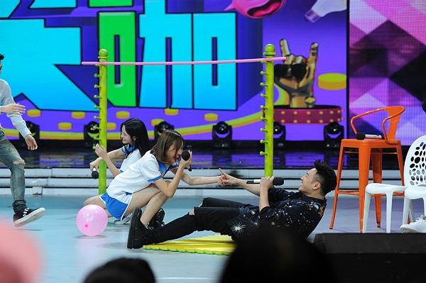 潘玮柏《快本》上演吃货直播 被调侃“潘三爷”