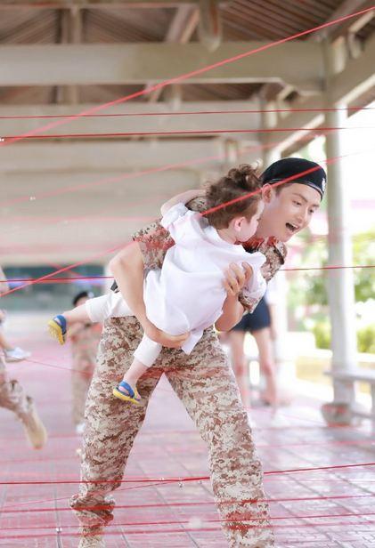 北鼻收官cos太阳的后裔 马天宇沈梦辰疯狂索吻