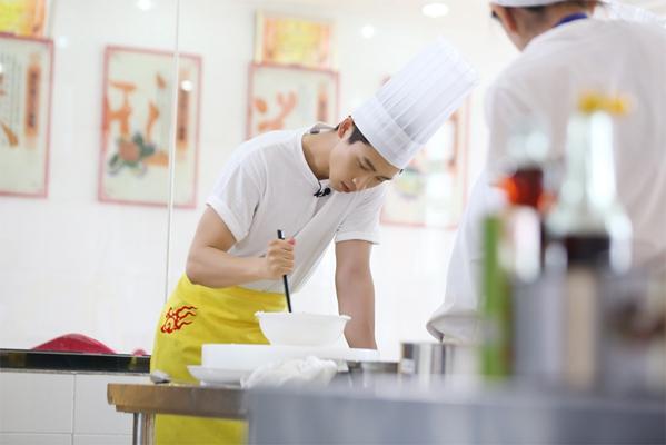 魏晨下厨巨献“宇宙番茄蛋” 烹饪汽修样样拿手