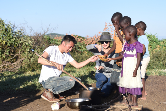 体验原始部落风情 谢霆锋杨紫琼野外“玩火”