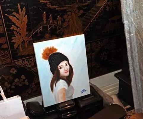 难忘旧情？王思聪豪宅内竟摆放雪梨肖像画