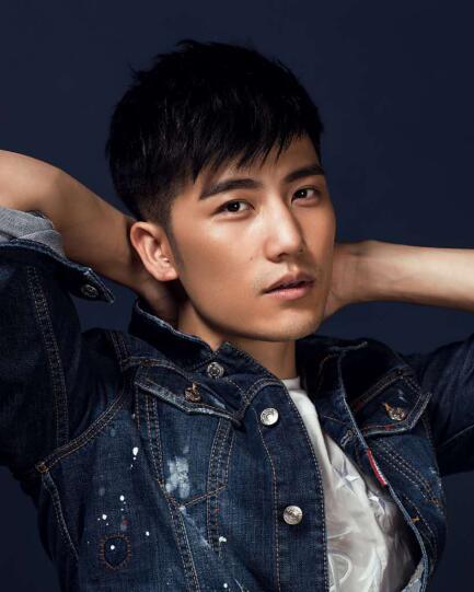 张耀宇出演《学生兵》 阳光小生成了热血男儿