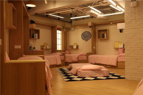 《一年级》男生女生隔墙同住 画面不要太劲爆