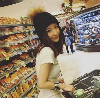 难忘旧情？王思聪豪宅内竟摆放雪梨肖像画