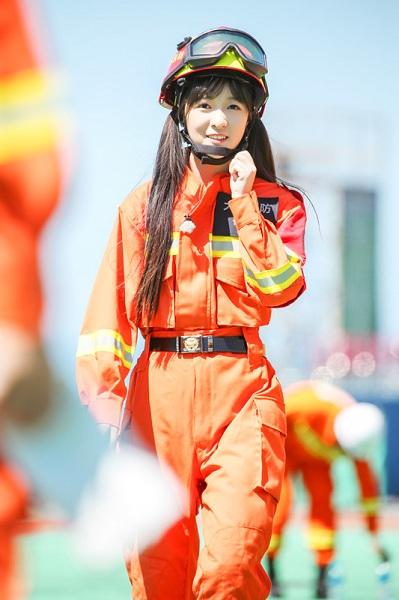 《我们》徐娇开挂 搭档消防战士变身“飞毛腿”