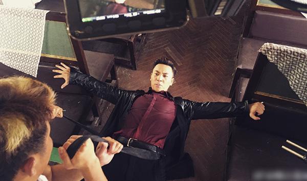 释小龙曝“小丑照” 庆祝电视剧《突围》杀青