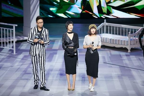 张俪与设计师打造援手系列 好性格自带闺蜜属性