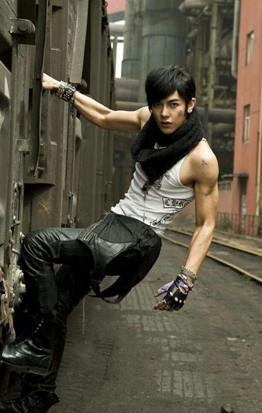 人气漫画《镇魂街》开拍 汪东城挑战高难动作戏