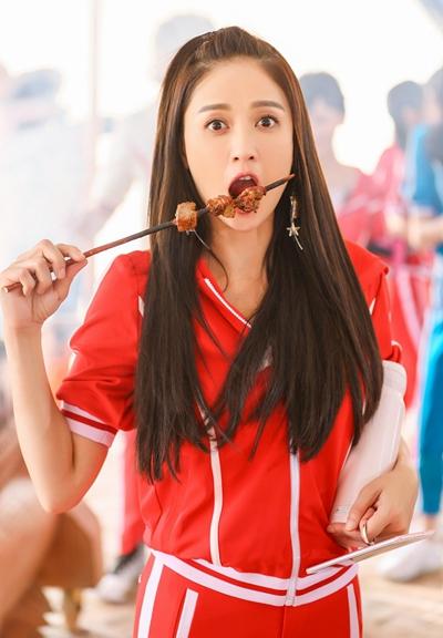 陈乔恩当车手尖叫“吃沙” 头戴王冠仍不忘美食