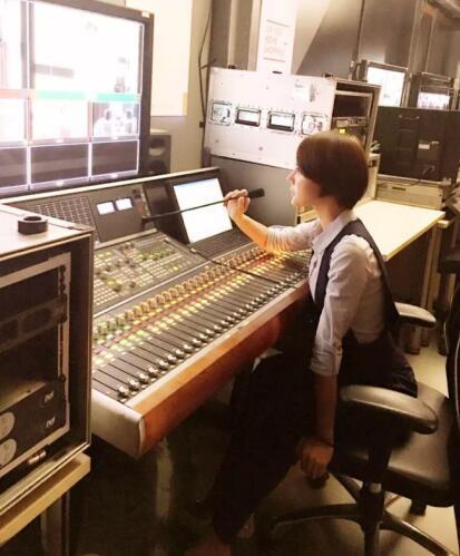 《恋人的谎言》杀青 苏拉文雅上演干练女导演