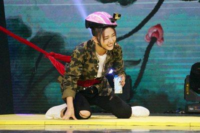 徐小飒做客《超级大首映》 综艺首秀变拼命三娘