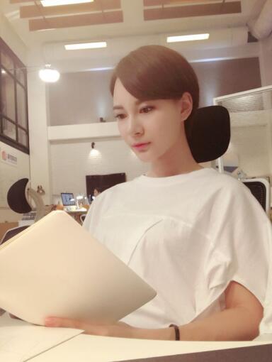 《恋人的谎言》杀青 苏拉文雅上演干练女导演