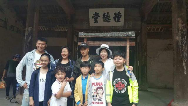 栾岚出品电视剧《零零后之迷失的童年》开机